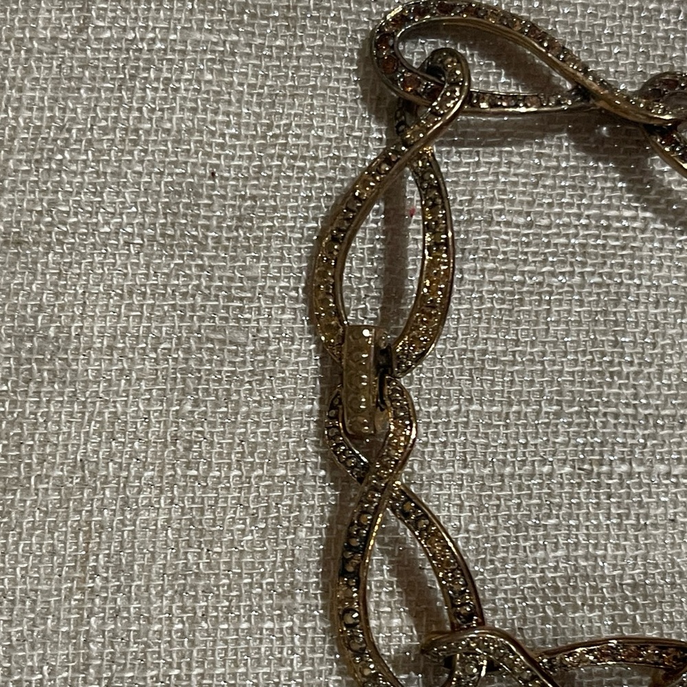 Elegant Gold Women's Bracelet - Picture 4 of 9